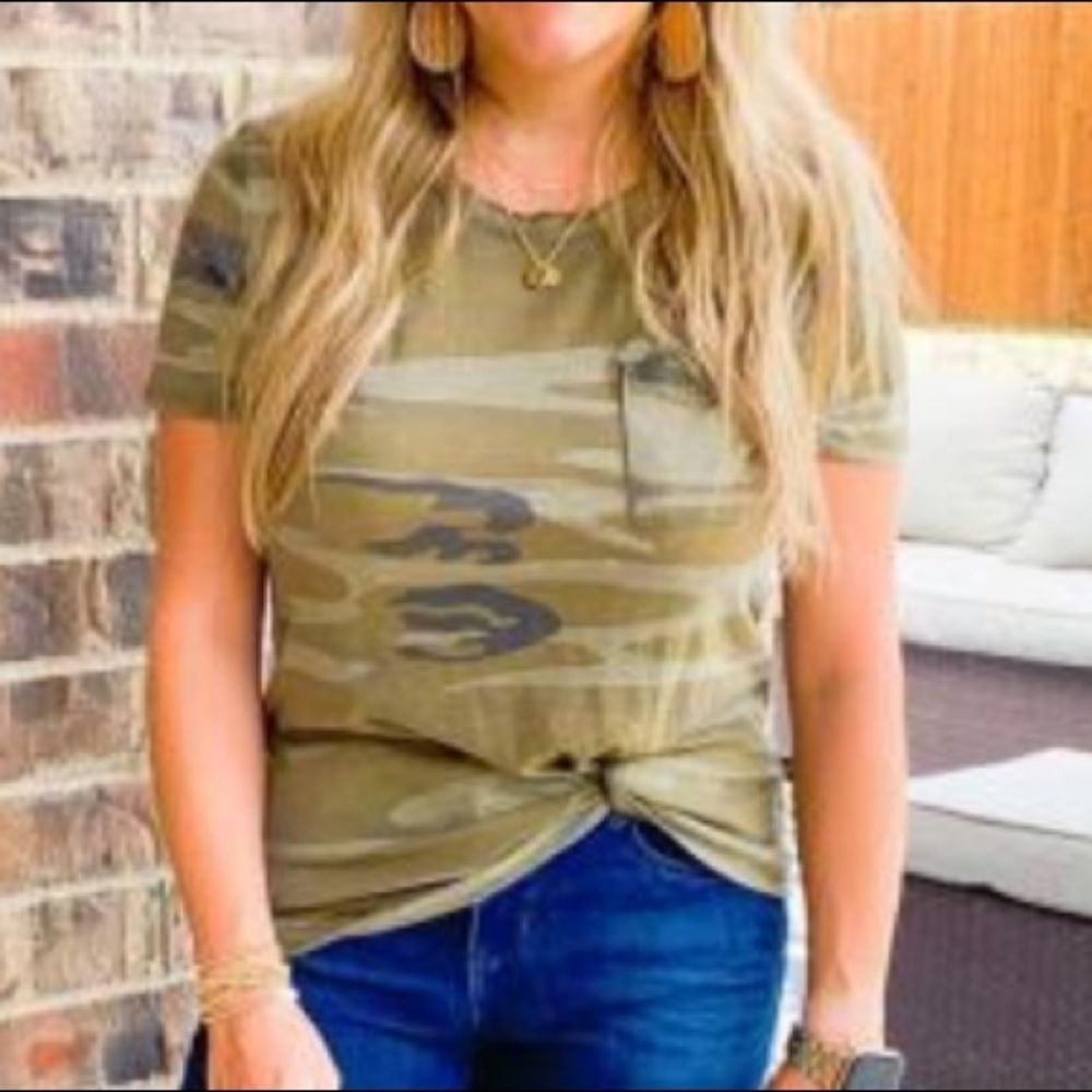 Zoe + Liv | Basic Pocket Camo Short Sleeve Tee, Small Small